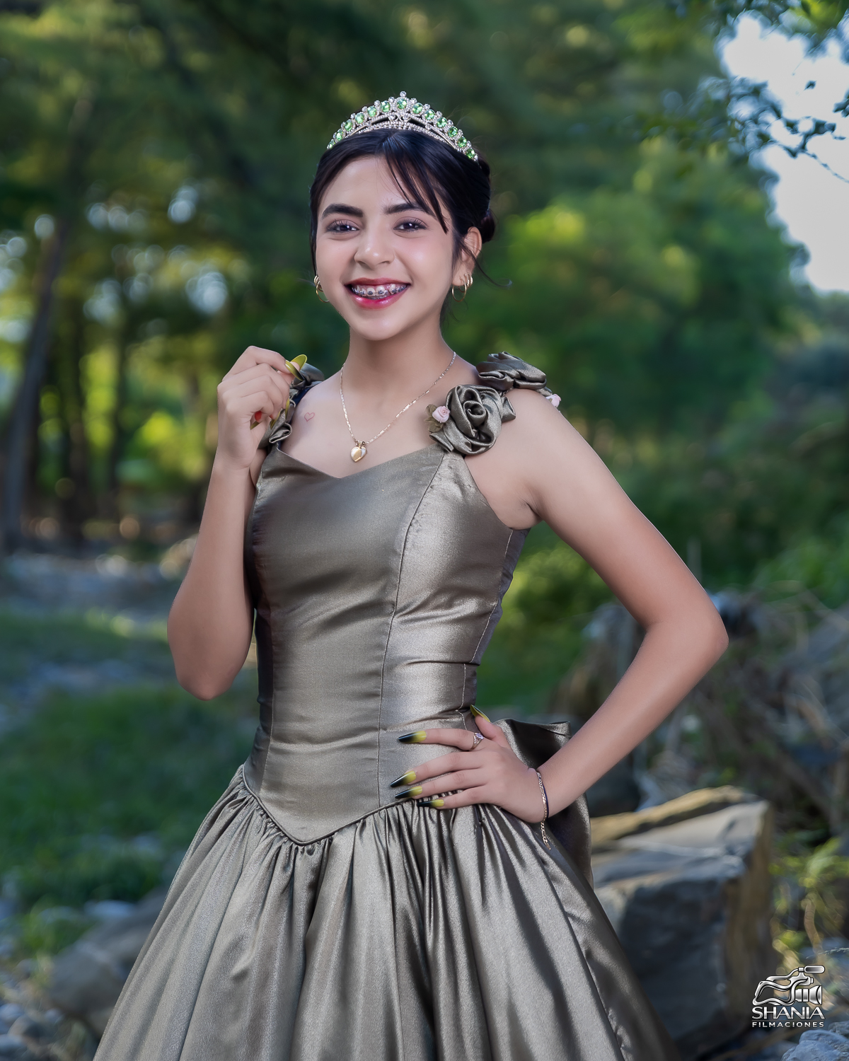 Emily Danielle con su vestido verde olivo en el bosque
